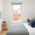 Stylish-5Bed-5Bath-Freeparking-By Fabaccommodation