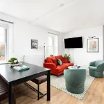 Stylish-5Bed-5Bath-Freeparking-By Fabaccommodation