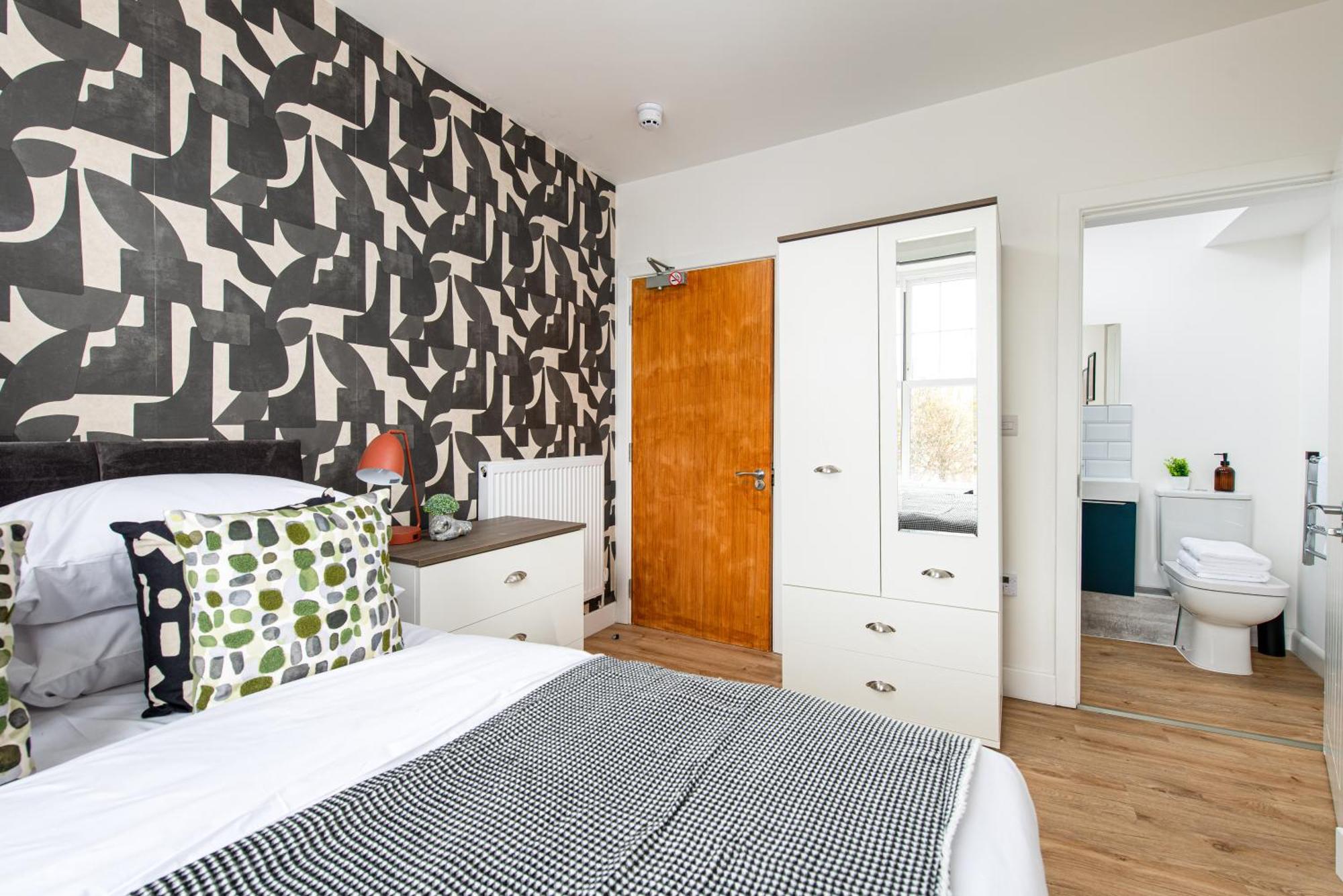 Stylish-5bed-5bath-freeparking-by Fabaccommodation Bristol