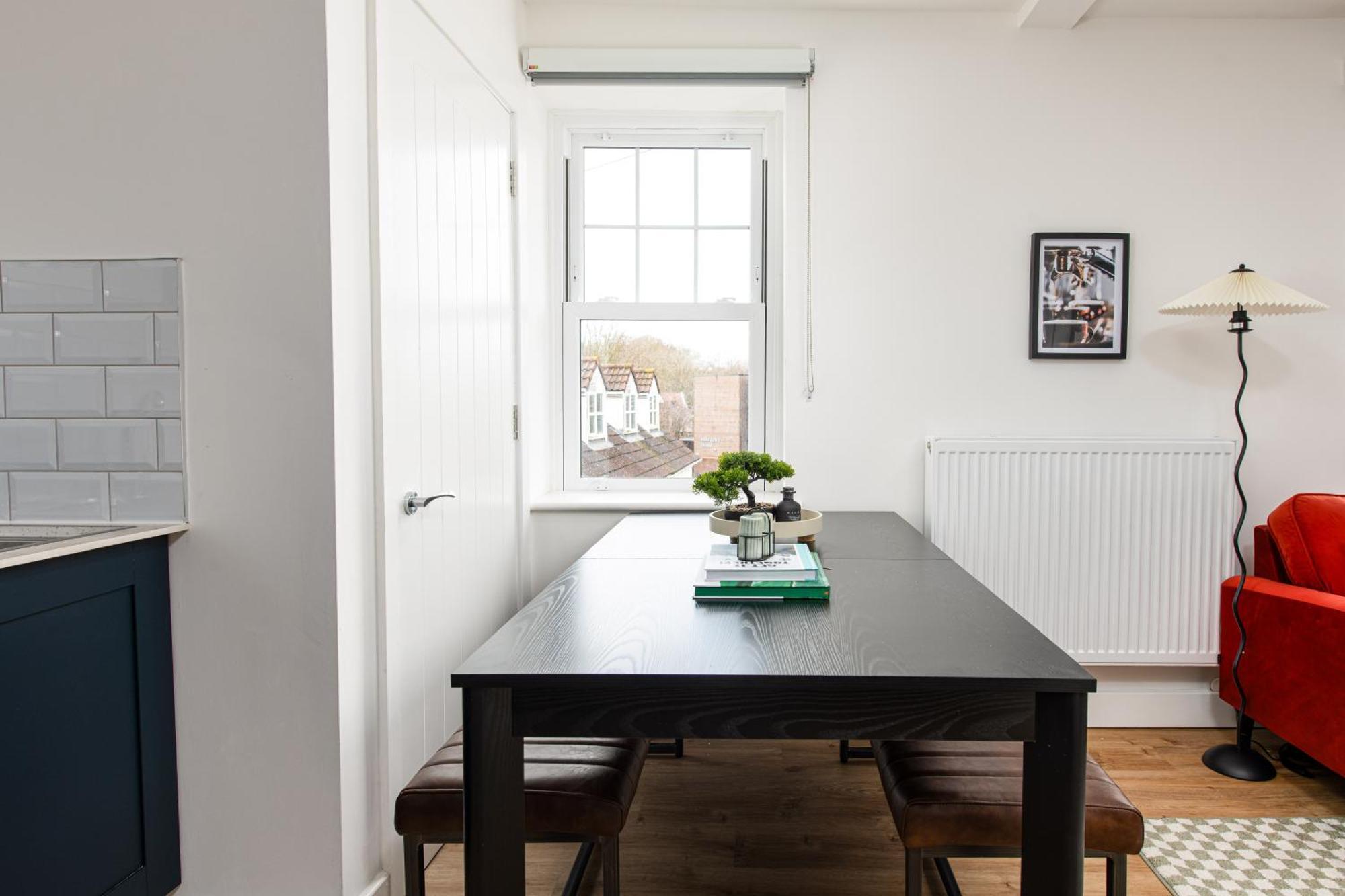 Stylish-5bed-5bath-freeparking-by Fabaccommodation Bristol