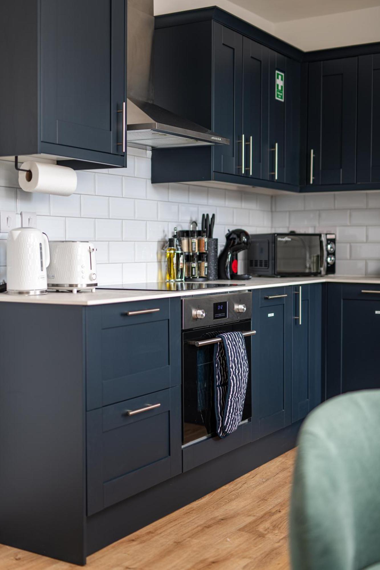 Stylish-5bed-5bath-freeparking-by Fabaccommodation Apartment *